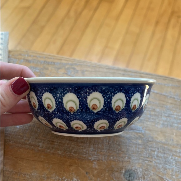 Elegant Blue and White Decorative Bowl - Picture 1 of 6